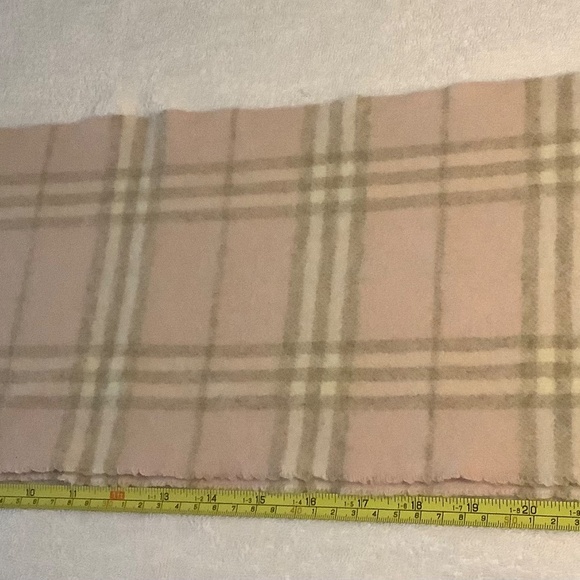 Burberry Classic Checkered Cashmere Scarf - Picture 2 of 3